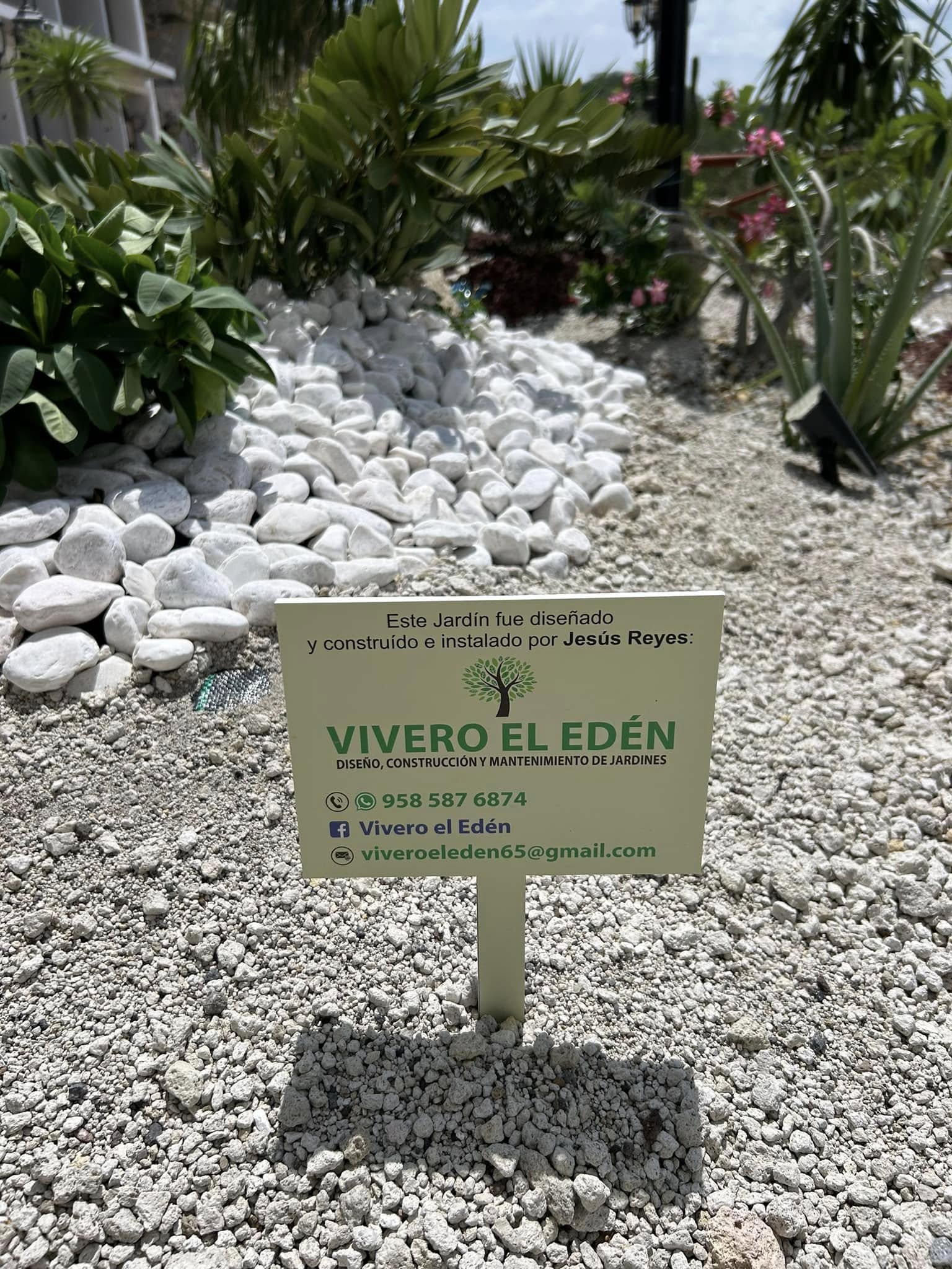 Jardín de grava y piedra blanca con el letrero de Vivero El Edén, diseño e instalación de Jesús Reyes