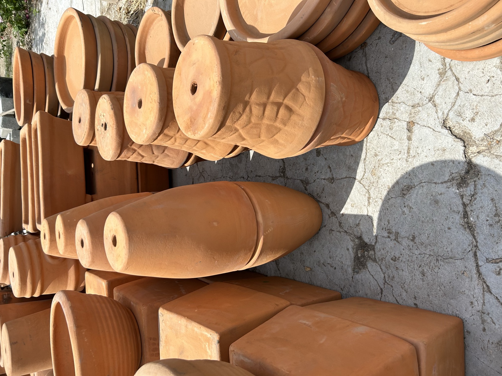 Macetas de barro hechas a mano, listas para tus plantas